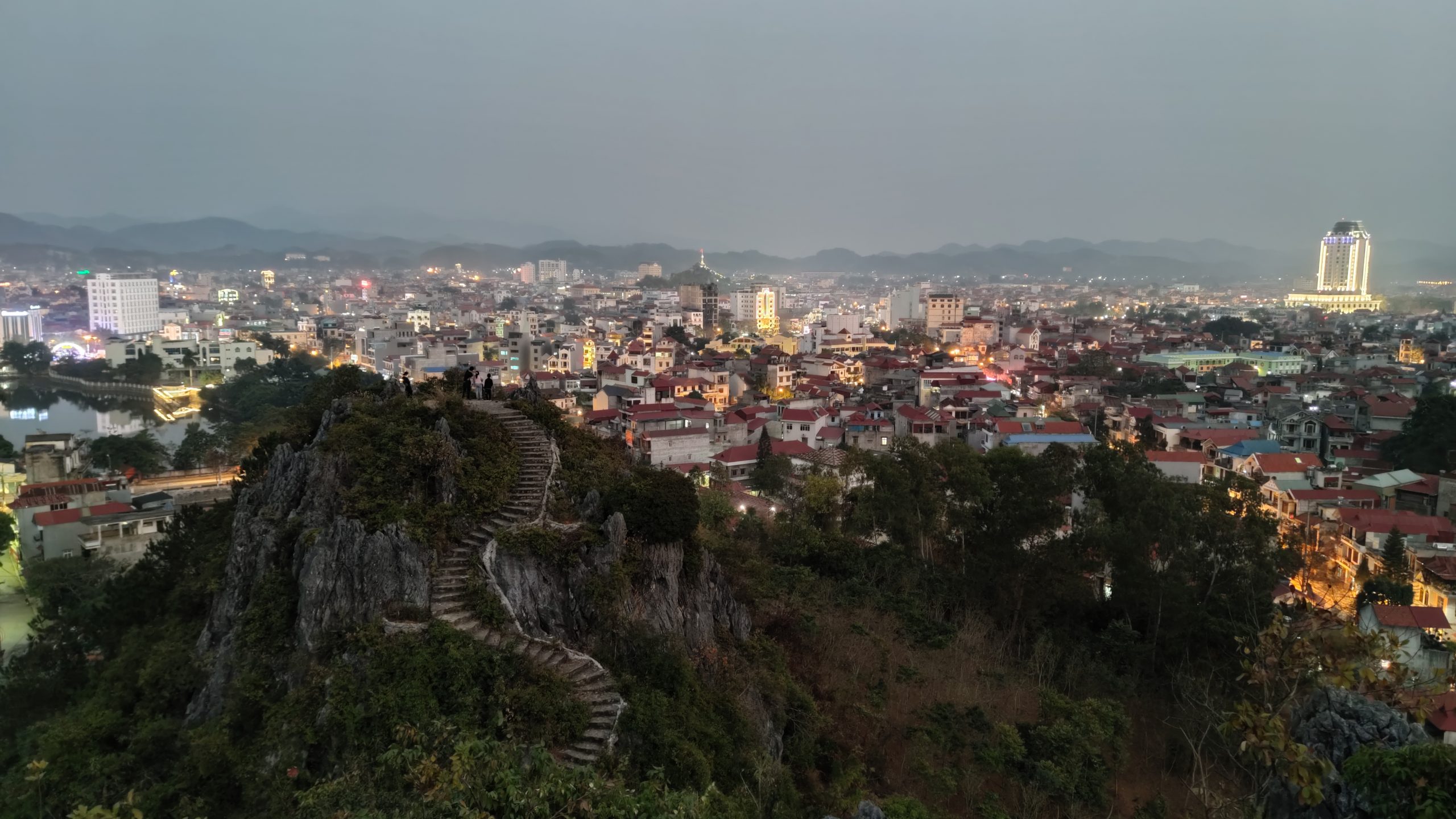 Ngắm Lạng Sơn về đêm từ di tích thành nhà Mạc - Top7vietnam