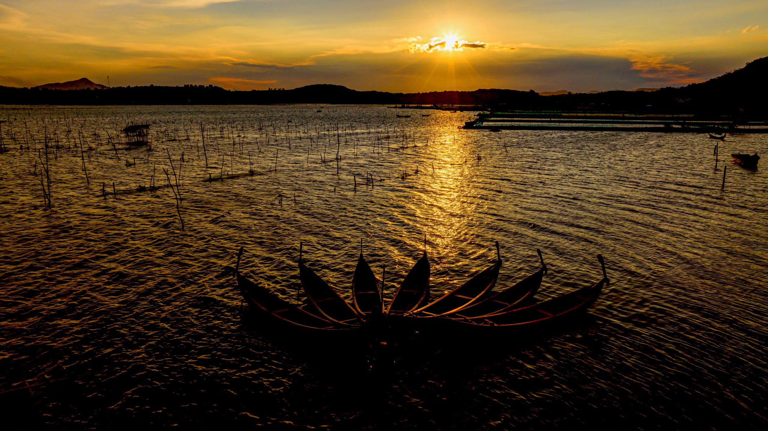 Hoàng hôn trên đầm Ô Loan